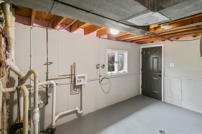 Building Photo - 242 S Harper Ave