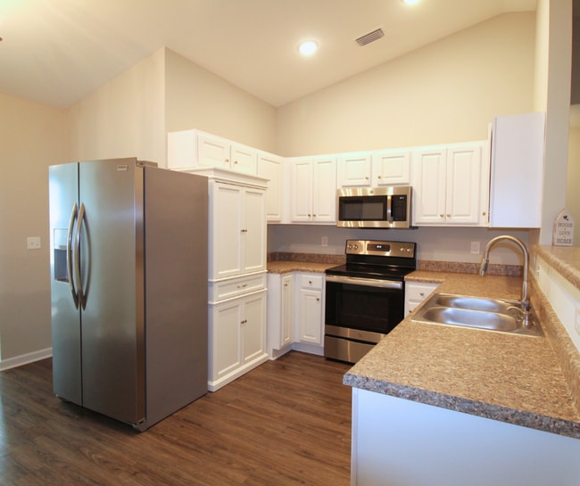 Building Photo - Coming Soon! 3 Bedroom Duplex with Garage!