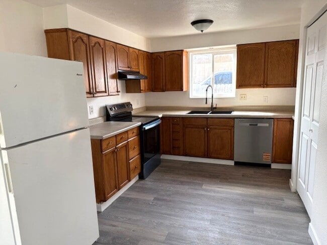 Building Photo - 5 bedroom home in Elko