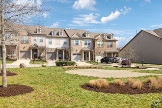 Building Photo - 3 BR/2.5 BA Luxury Townhome