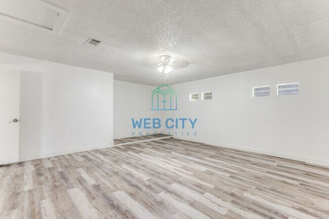 Building Photo - 212 Harris Dr