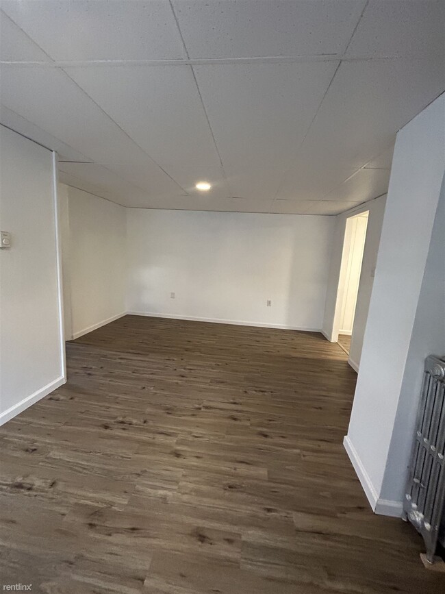 Building Photo - 2 br, 1 bath Triplex - 114 North Thomas Av...