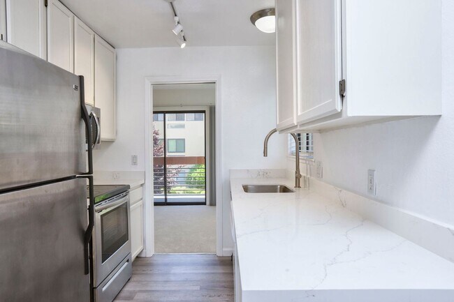 Building Photo - ? Updated 3BR/2BA Foster City Condo – Half...