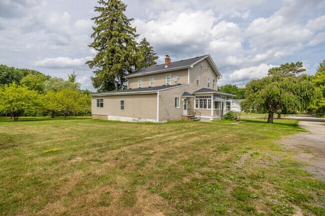 Building Photo - 757 Holt Rd