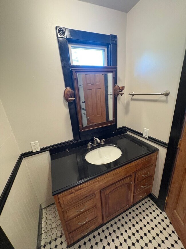 Building Photo - Private Suites in a Beautiful Shared Home Near UNC & Coffee Shops