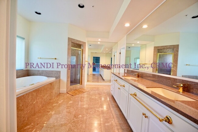 Building Photo - Exclusive Home in Gated Community!