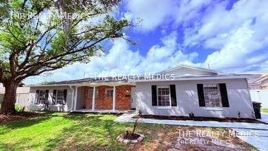 Building Photo - 6 Carriage Hill Cir
