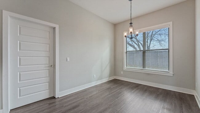 Building Photo - "Charming 4-Bed Oasis with 2 Full Baths in Prime Fayetteville Location – 1800 Sq Ft of Comfort!"