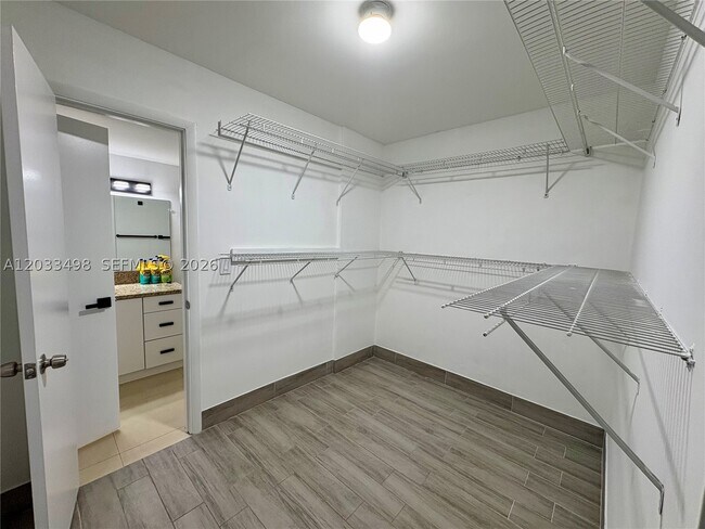 Building Photo - 1591 NE Miami Gardens Dr