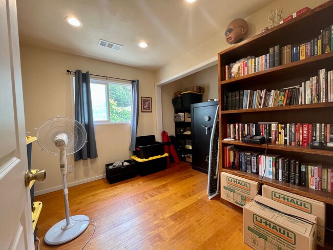 Building Photo - 3 bedroom, 1 bathroom home next to Sequoia...