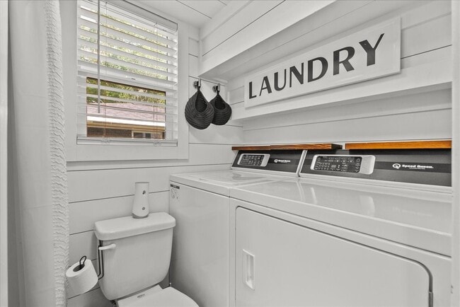 Building Photo - 4734 Oleander St