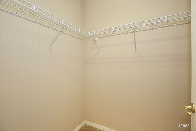 Building Photo - Premier 2/2 Spacious Condo with a Screened...