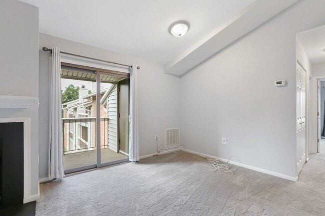 Building Photo - Charming Top Floor Condo with Pool View!!