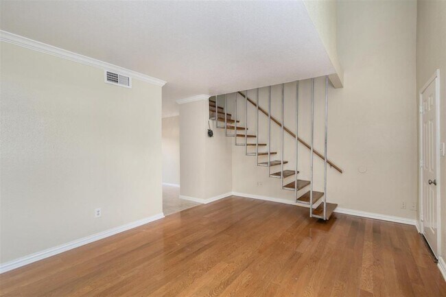 Building Photo - 6202 Skyline Dr