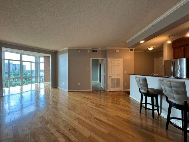 Building Photo - Bright 1 Bed 1 Bath Condo With Sunroom In ...