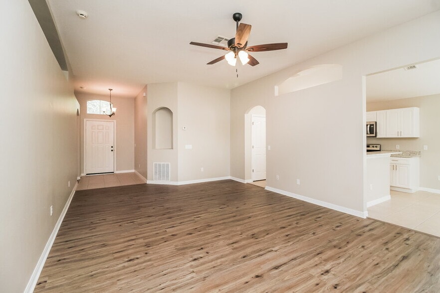 Building Photo - 25130 Ironwedge Dr