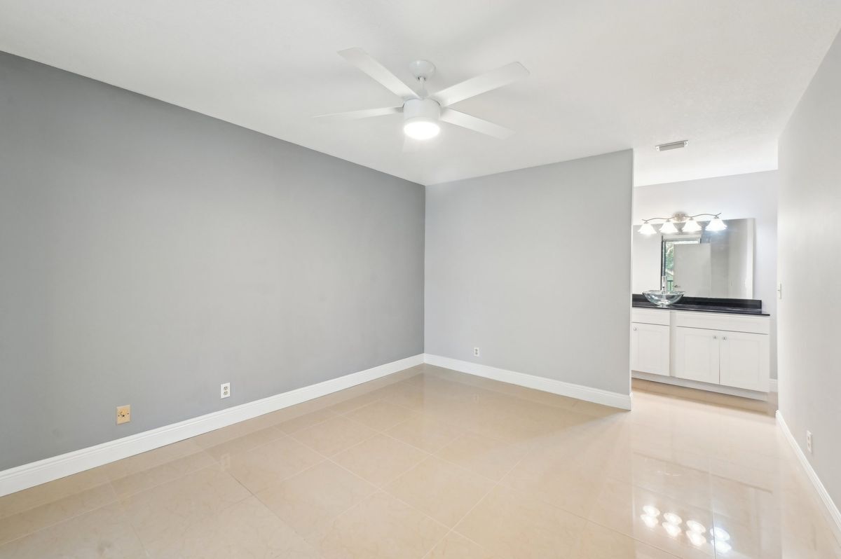 Building Photo - 2613 Carambola Cir N