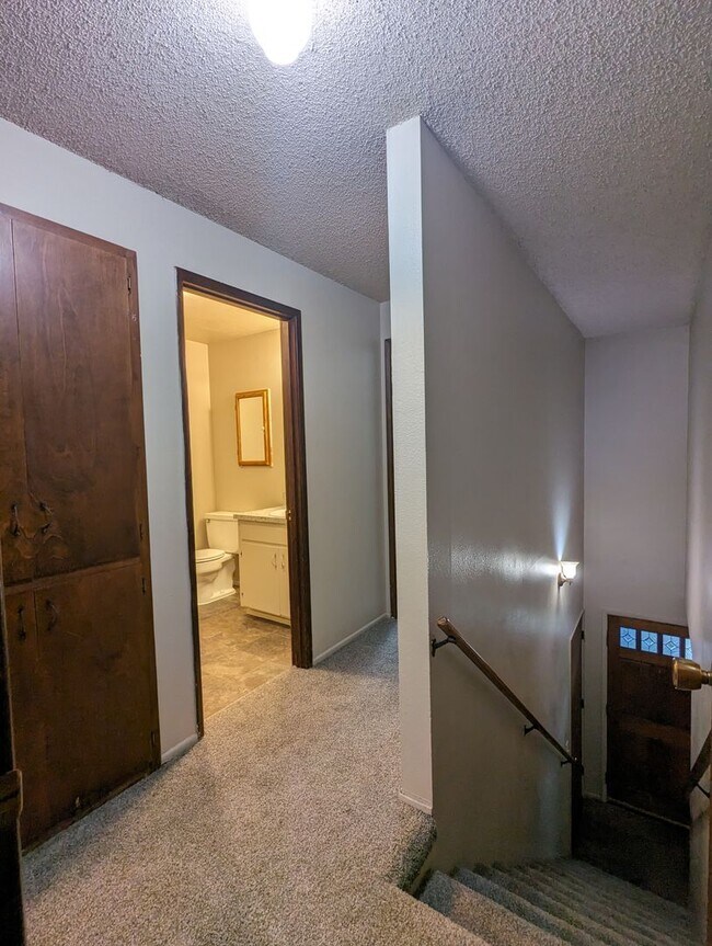 Building Photo - Great 2-Story, 2-Bedroom, 1.5-Bath Duplex ...