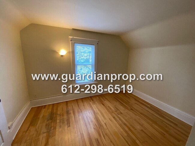 Building Photo - House Close to U of M Available Now, Hardwood Floors, Remodeled Bathroom, 2 Car Garage