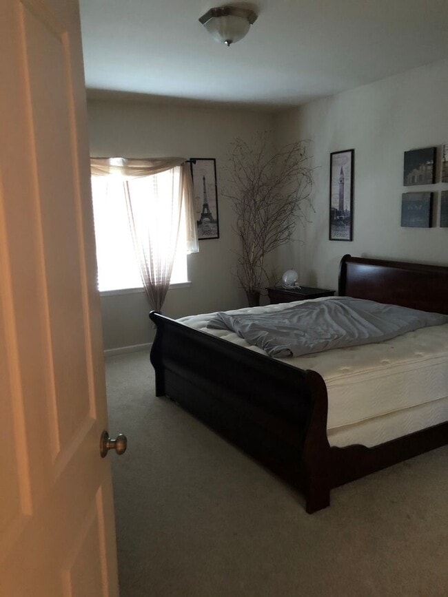 Building Photo - Great location with lots of amenities! 4 b...