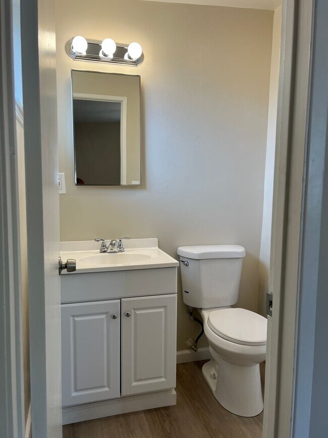 Building Photo - Updated 3BR/2BA home w/yard and garage in ...