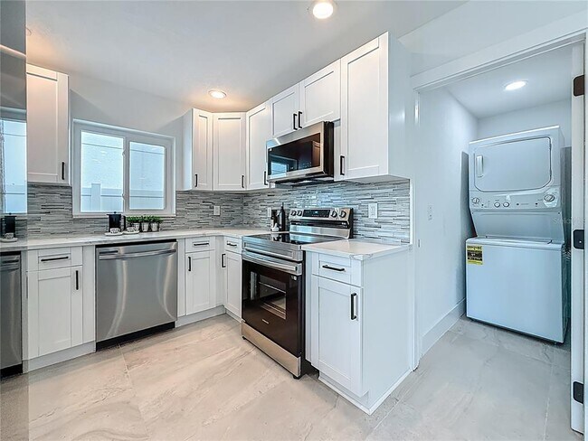 Building Photo - 572 Baywood Dr N