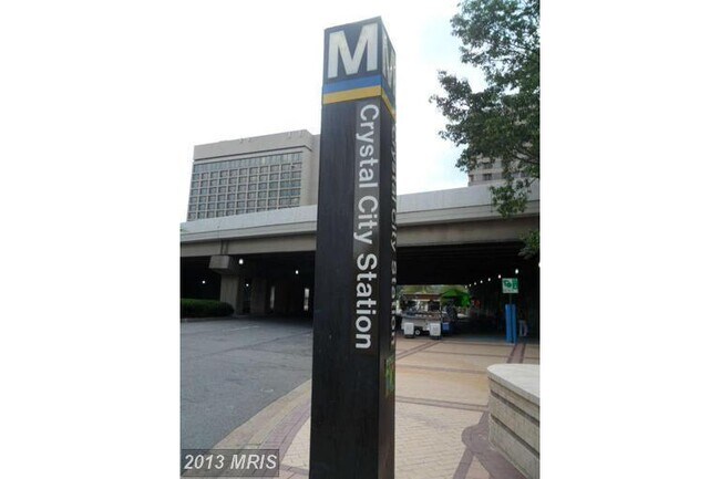Building Photo - Classy 1/1 Convenience in Crystal City
