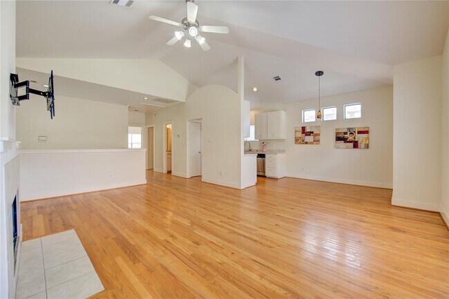 Building Photo - 8656 Meadowcroft Dr