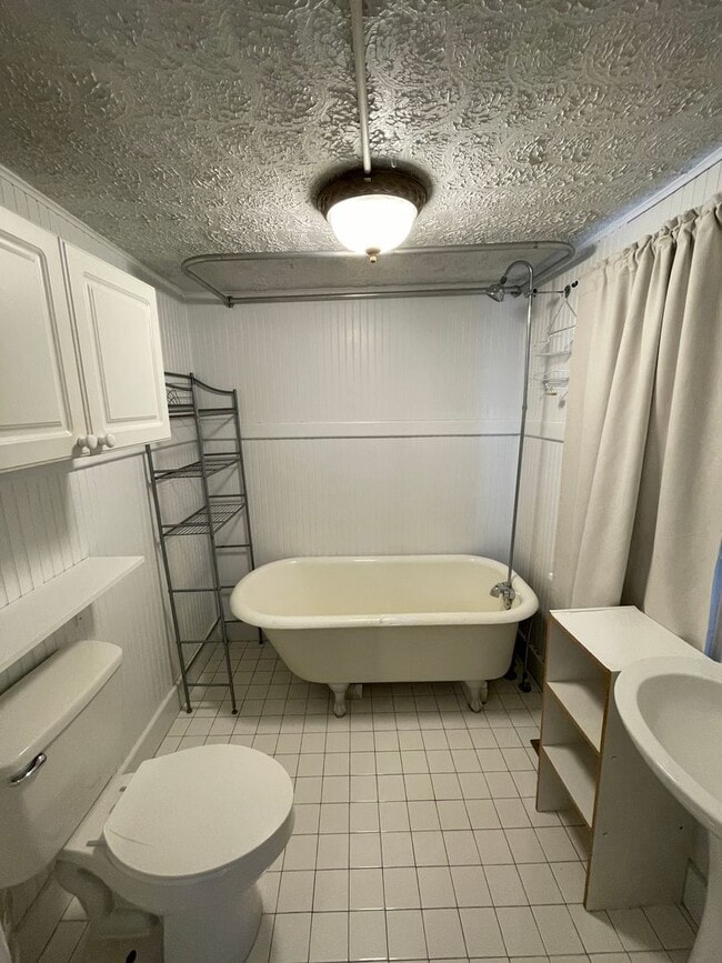 Building Photo - ** FALL PRELEASING*** | Charming Boulevard House with Fresh Updates