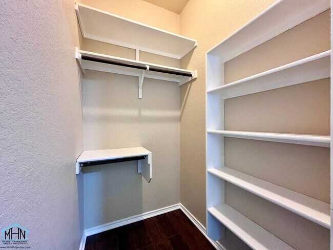 Building Photo - A Stunning 5-Bedroom, 2.5-Bathroom Home in the Heart of San Antonio, Texas!