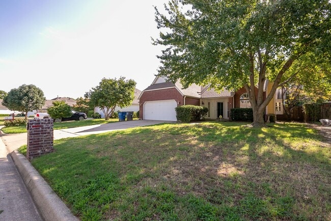 Building Photo - Charming 3 bedroom home with cozy fireplac...