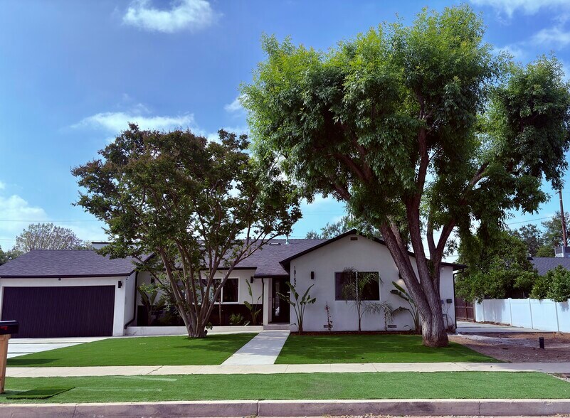 Building Photo - 18152 Sunburst St
