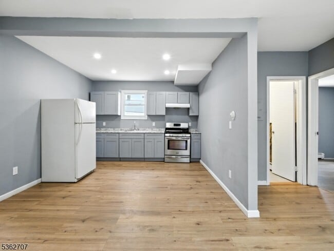 Primary Photo - 158 Belmont Ave