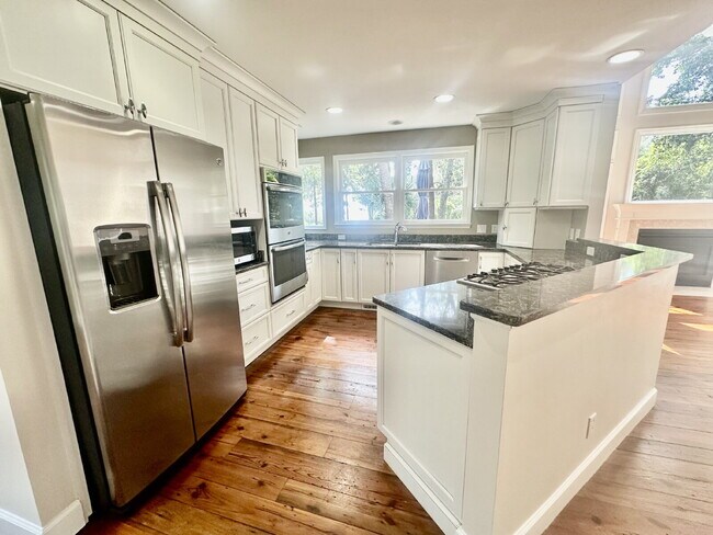 Building Photo - Amazing Four Bedroom Home Located Close to Alljoy Beach with Community Dock Access in Bluffton!