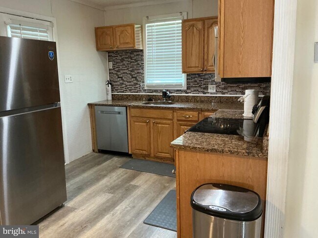 Building Photo - 818 Balsamtree Pl