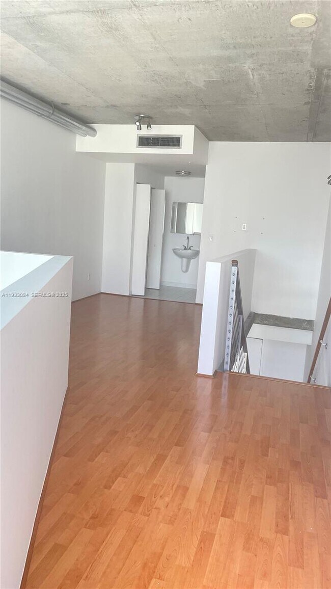 Building Photo - 690 SW 1st Ct