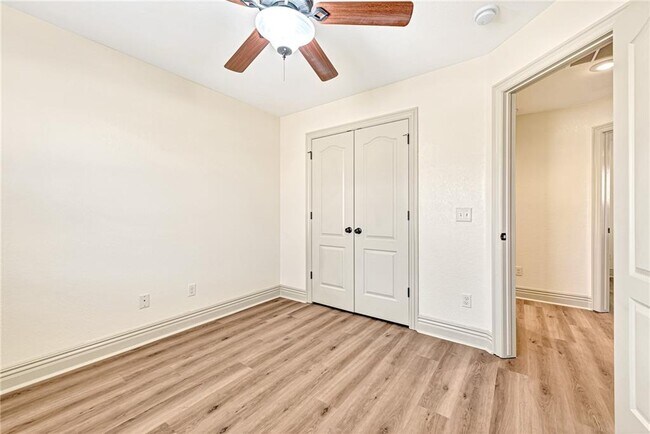 Building Photo - 103 NE Chicory Ln