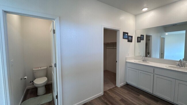 Building Photo - 577 Bedfordshire Dr