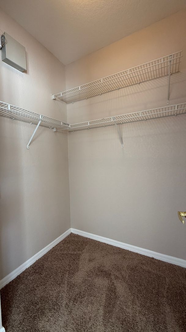 Building Photo - Spacious 4-Bed, 3-Bath End Unit Townhome w...