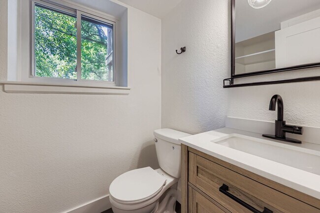 Building Photo - Recently Remodeled 4BD, 3BA Louisville Home