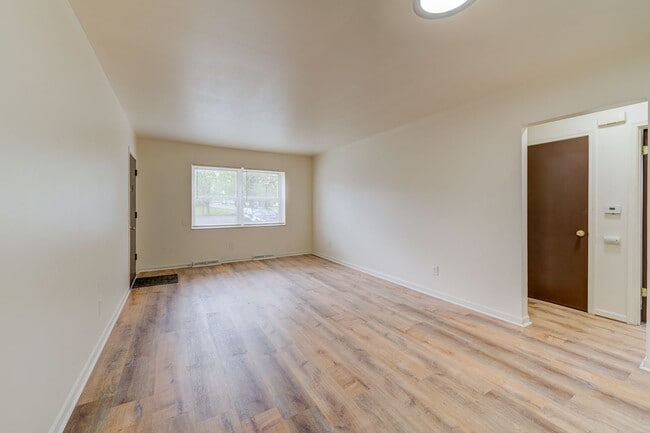 Interior Photo - (483) 5830-44 Bermuda Rd