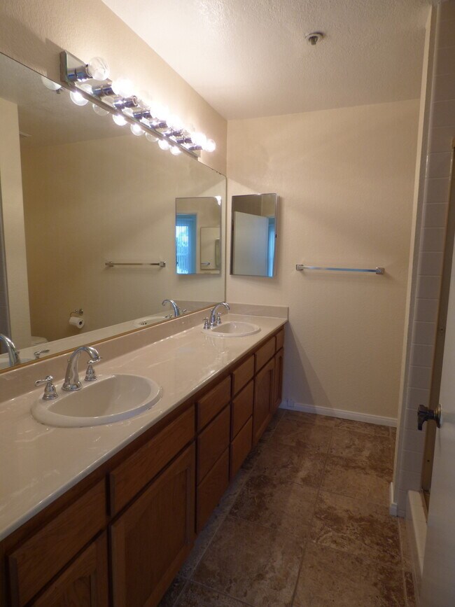 Building Photo - Spacious 2 Bedroom 2 Bath Condo in Bankers...
