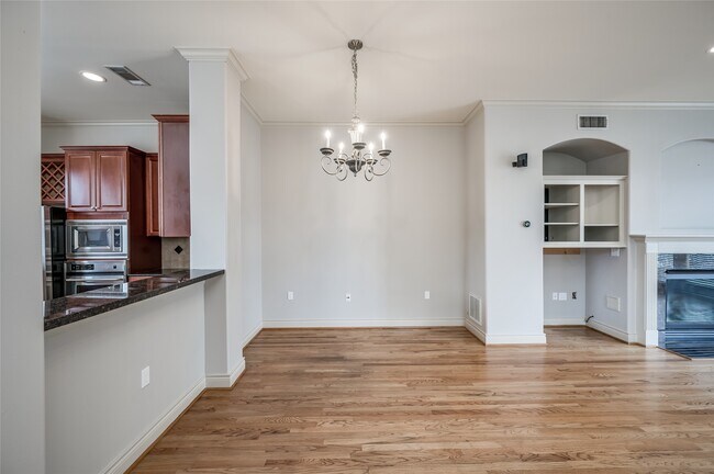 Building Photo - 315 Sandman St