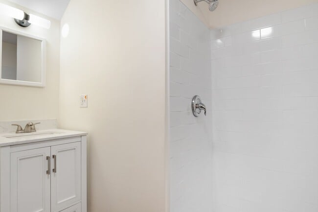 Building Photo - 4 to 5 bed / 2 Bath Just remodeled
