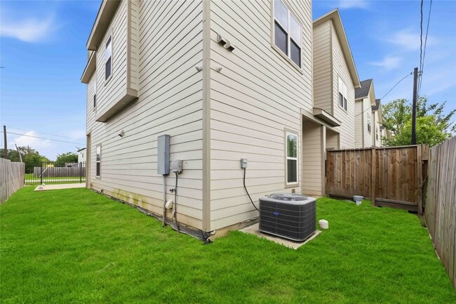 Building Photo - 9320 Coffee St