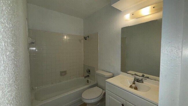 Building Photo - 1303 Bonnie Brae St