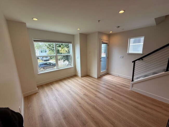 Building Photo - Modern Townhome Just One Block from Green ...