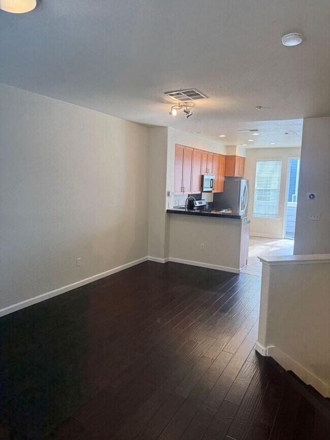 Building Photo - Stunning 2-bedroom, 2.5-bathroom condo