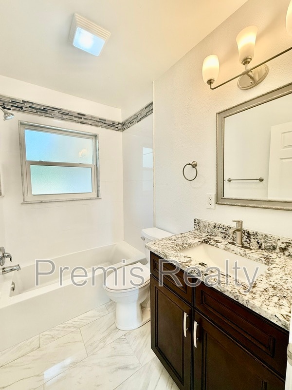 Building Photo - 2014 Pinehurst Dr