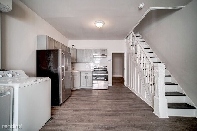 Building Photo - 1 br, 1 bath Townhome - 655 E Wishart St
